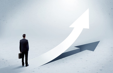 Obraz premium Arrow pointing up with standing salesman