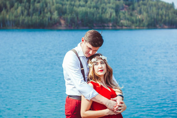 Fototapeta na wymiar couple standing by a lake in an embrace