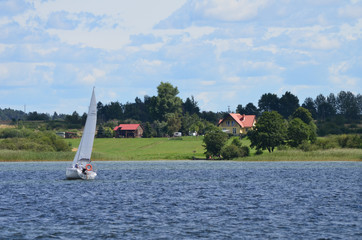 Jezioro Mamry z krajobrazem mazurskim w tle w lecie/Mamry Lake with Masurian landscape background in summer, Masuria, Poland © Pictofotius