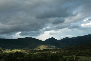 Ciel nuageux dans les Pyrénées audoises, Occitanie dans le sud de la France