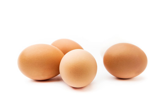 Grupo de huevos morenos con fondo blanco