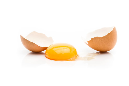Huevo moreno roto con fondo blanco y yema