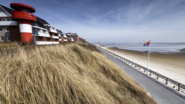 Die Flut bringt das Wasser an die K&uuml;ste von Amrum