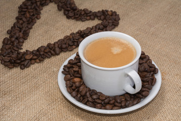 Herz für die Liebe aus Kaffeebohnen und Kaffeetasse 