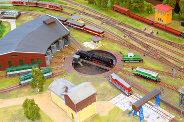 Obraz premium Miniature railway train station model with railway depot and trains. Handmade railways model.
