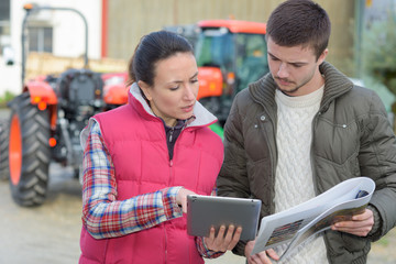 agronomist helping farmer planning the harvest