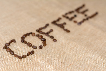 Cafe - Kaffee geschrieben mit Kaffeebohnen auf Hintergrund für Plakat oder Schild und Werbung 