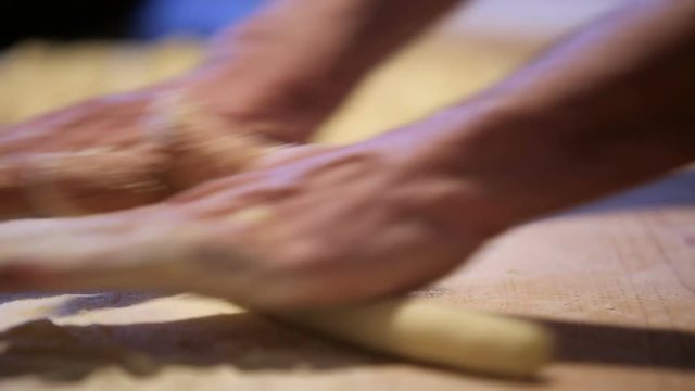 Preparazione degli gnocchi di patate fatti in casa a mano su un tagliere di legno