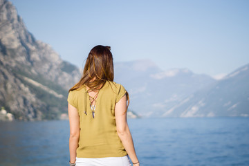 junge hübsche frau von hinten vor dem Gardasee - Italien