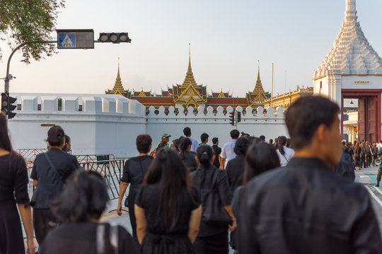 People to pay and respect to Thai King Bhumibol