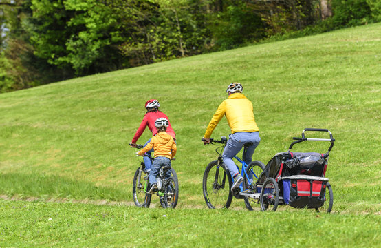 Familie genießt die Radtour im Frühling