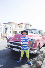 キューバの街並みと男の子
