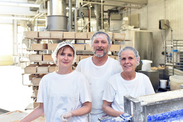 Portrait einer Gruppe Arbeiter in einer Großbäckerei // Portrait of a group of workers in a big...