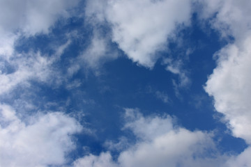 青空と雲「空想・青空のモンスター（青空が犬などの動物に見える」愛犬、思い出、走る、疾走、躍進、未来などのイメージ
