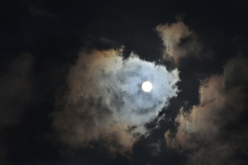 Obraz na płótnie Canvas 幻想的な光景・雲から透けて見える太陽「空想・雲のモンスター、巨大魚のイメージ（太陽が目）」、周囲に文字入れスペース