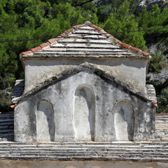 Fototapeta na wymiar Kuppel der vorromanischen Kirche Sv. Petra na Priku in Omis an der Adria, Kroatien