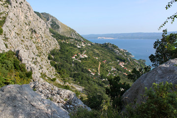 Blick auf Felswände über dem Bergdorf Borak bei Omis an der Adria, Kroatien