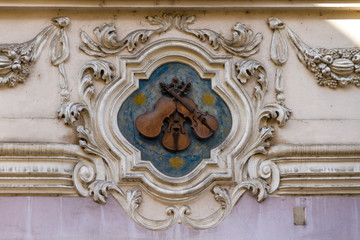Fototapeta na wymiar Insegna dei tre violini