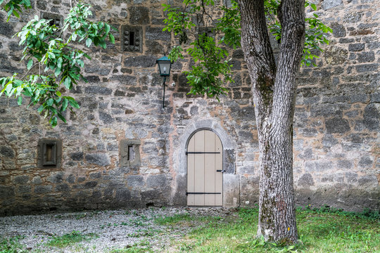 Alte Holztüre in einem mittelalterlichen Burghof