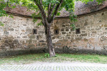 Abschnitt einer Stadtmauer mit Schie&szlig;scharten in Rothenburg ob der Tauber