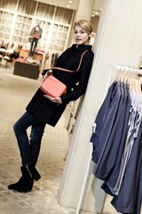 Junge blonde Frau beim Shopping in einem Modehaus