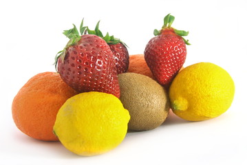 Fototapeta na wymiar Frutas diferentes, conjunto de frutos, morangos, limões, quivis e laranjas com fundo branco