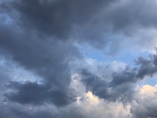 雨雲と雲の切れ間に見える青空