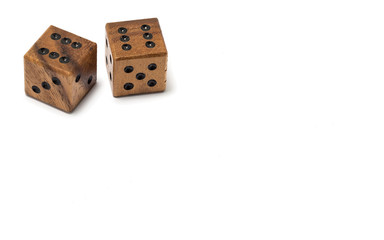 Zwei Holzwürfel mit Sechserpasch.