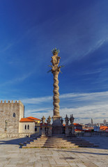 Fototapeta na wymiar Porto. A column near the cathedral.