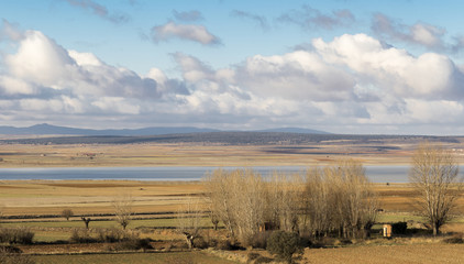 Contrastes de tierra y agua en la  Reserva Natural de Gallocanta