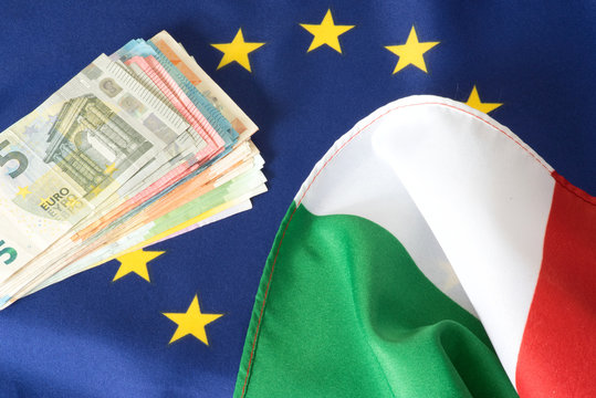 Flaggen von Italien und der EU und viele Euro Geldscheine