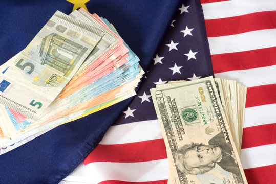 Flaggen der USA und EU, Dollar und Euro Geldscheine