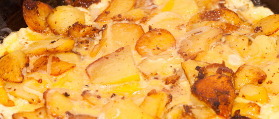 Omlett mit Rührei in der Pfanne