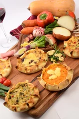 Gordijnen tabla de tartas de verdura con zapallo, cebolla, y verdeo. © MartinGomezAlzaga