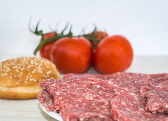 Fleisch und Tomaten zum herstellen von Hamburger zuhause 