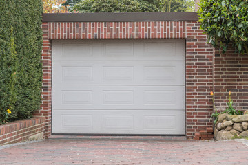 Garage mit einem weißen Tor