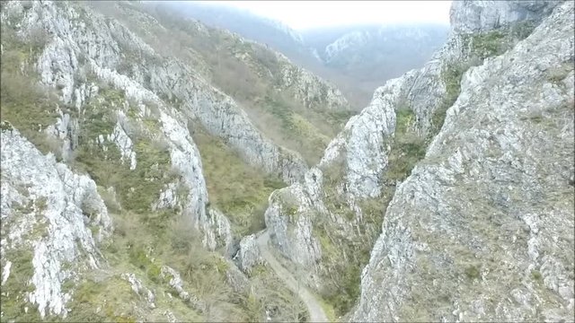 Vuelo de dron sobre el desfiladero de la Boyeriza, Geras de Gorón, León