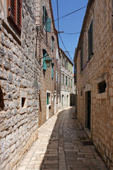 Fototapeta na wymiar Licht und Schatten in einer engen Gasse in der Altstadt von Stari Grad auf der Insel Hvar in Kroatien