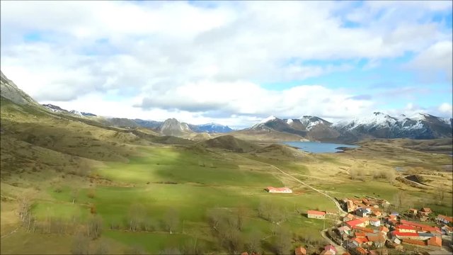 Vista aerea acelerada de sobras de nubes sobre las praderas de Cubillas de Arbas, Le&oacute;n, Espa&ntilde;a