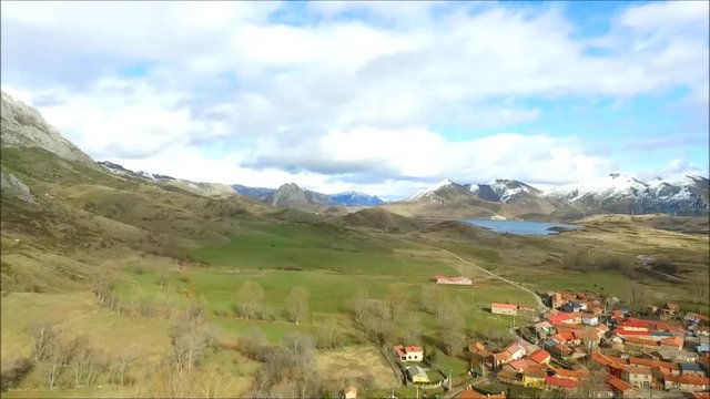 Descenso sobre pueblo e iglesia