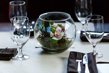 Empty glasses set in restaurant Glasses in the restaurant on the table flowers