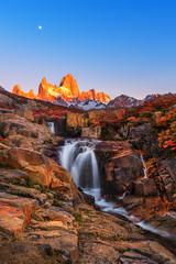 Fitz Roy mountain near El Chalten, in the Southern Patagonia, on the border between Argentina and Chile. Dawn view from the track. - obrazy, fototapety, plakaty