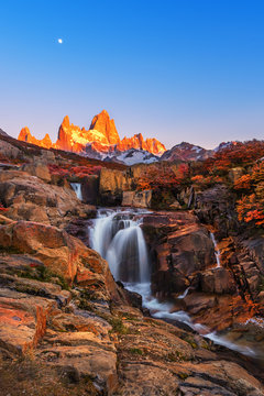 Fototapeta Fitz Roy mountain near El Chalten, in the Southern Patagonia, on the border between Argentina and Chile. Dawn view from the track.