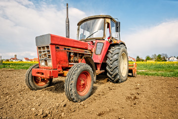 traktor auf dem feld
