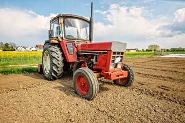 Fototapeta premium traktor auf dem feld