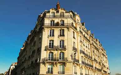 Fototapeta na wymiar The traditional French Haussmann building in Paris.