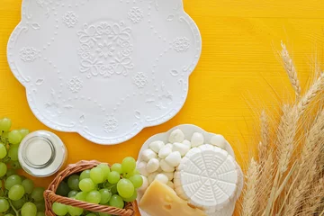 Crédence de cuisine en verre imprimé Produits laitiers dairy products and fruits. Symbols of jewish holiday - Shavuot
