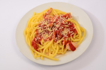 Fideos gruesos con salsa de tomate