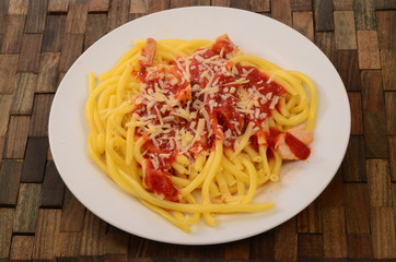 Fideos gruesos con salsa de tomate
