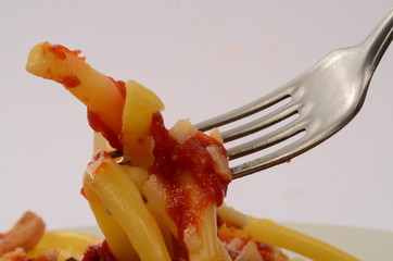 Fideos gruesos con salsa de tomate